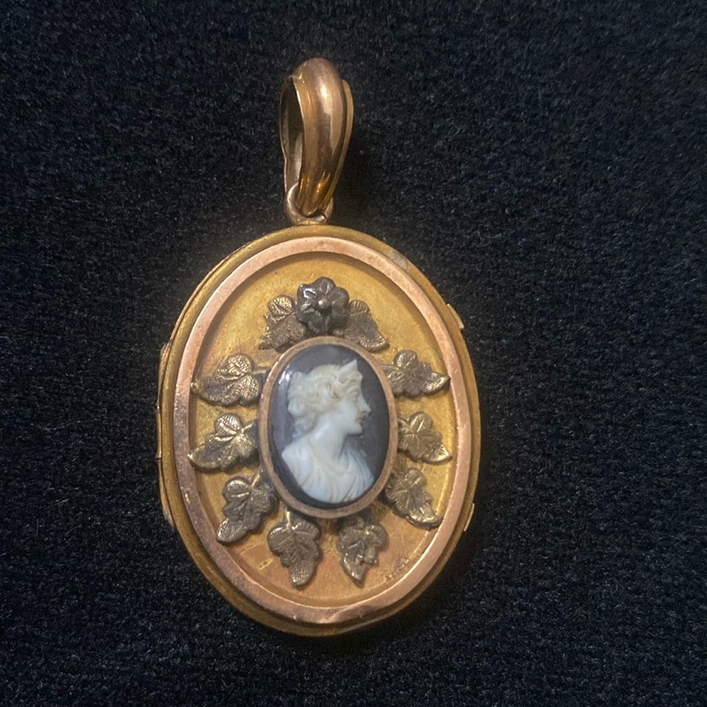 ANTIQUE VICTORIAN ERA CAMEO LOCKET PENDANT
